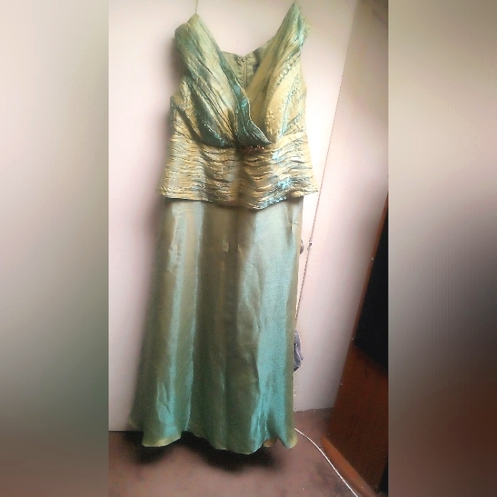 Green/Teal color shift dress